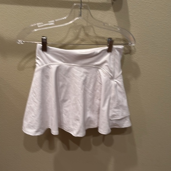 Old Navy woman's white skort - Picture 3 of 9